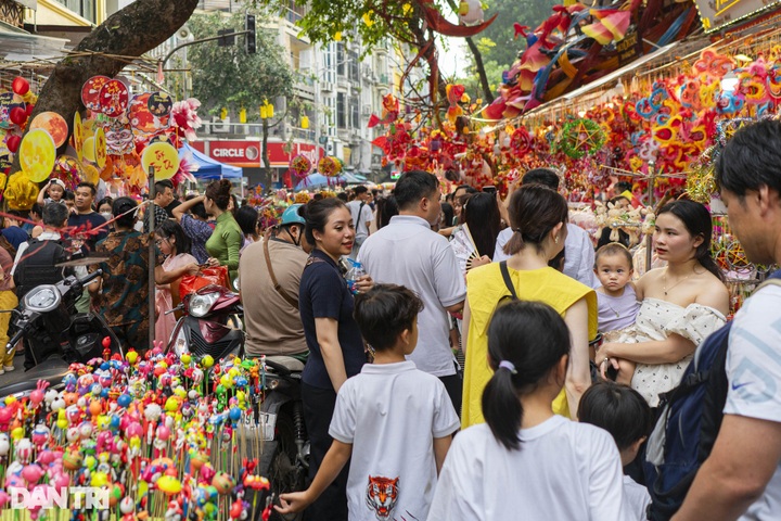 Mid-Autumn atmosphere covers Hanoi street - 1 Mid-Autumn atmosphere covers Hanoi street - 1