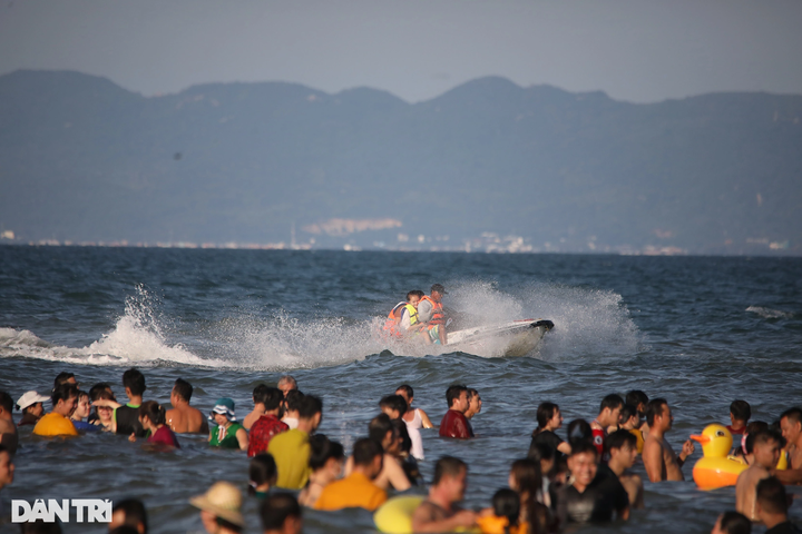 Crowded Vung Tau Beach on National Day Holiday - 6 Crowded Vung Tau Beach on National Day Holiday - 6