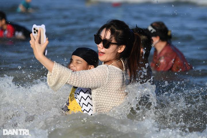 Crowded Vung Tau Beach on National Day Holiday - 5 Crowded Vung Tau Beach on National Day Holiday - 5