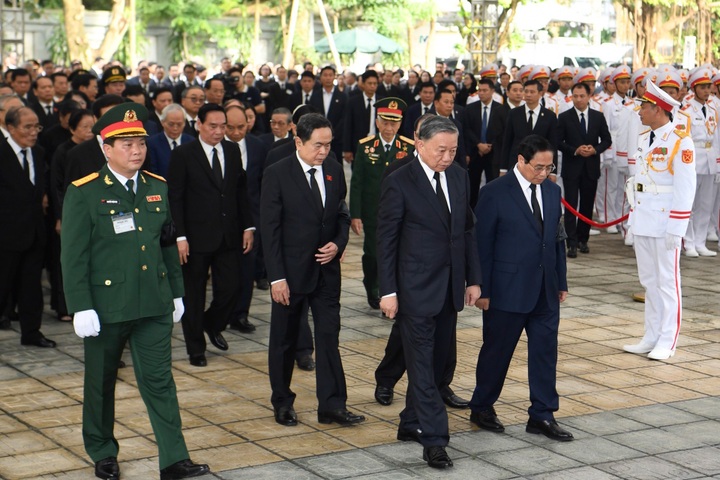 Over 5,600 delegations pay final respects to Party General Secretary - 1