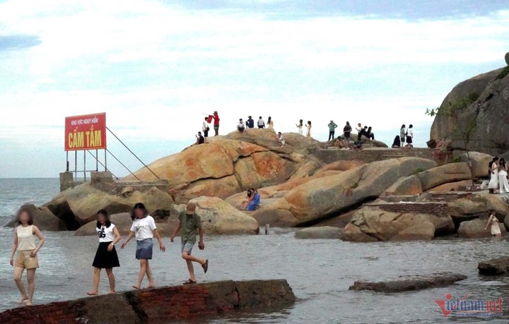 Tourists visit Sam Son cliff despite safety concerns - 1
