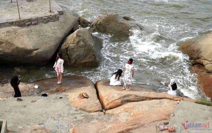 Tourists visit Sam Son cliff despite safety concerns - 2
