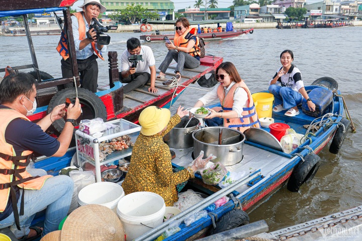 Cai Rang Floating Market at risk of sinking into oblivion - 2