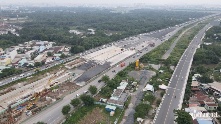 Nearly VND1 trillion for expanding access road to southern highway - 1
