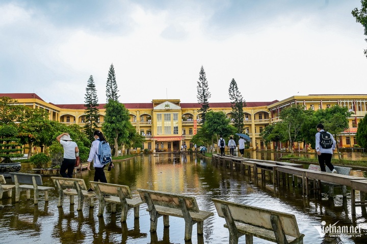 Flooded school in Nam Dinh builds improvised bridge - 5 Flooded school in Nam Dinh builds improvised bridge - 5