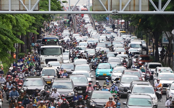 HCM City seeking to ease traffic jams - 1