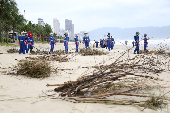 Danang beach blanketed by rubbish following heavy rains - 3 Danang beach blanketed by rubbish following heavy rains - 3