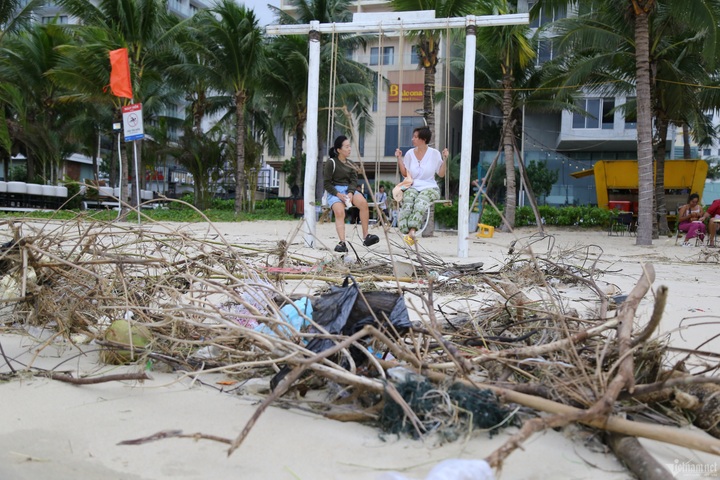 Danang beach blanketed by rubbish following heavy rains - 1 Danang beach blanketed by rubbish following heavy rains - 1