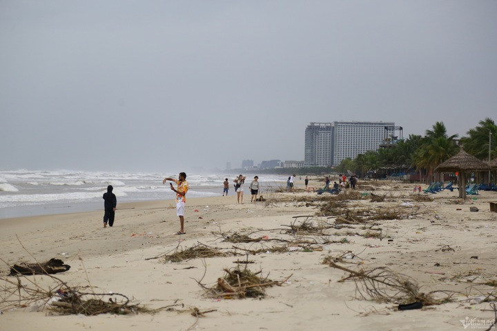 Danang beach blanketed by rubbish following heavy rains - 2 Danang beach blanketed by rubbish following heavy rains - 2