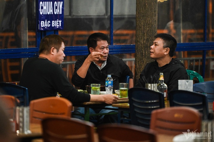 Hanoi restaurants lose customers as alcohol checks intensify - 2 Hanoi restaurants lose customers as alcohol checks intensify - 2