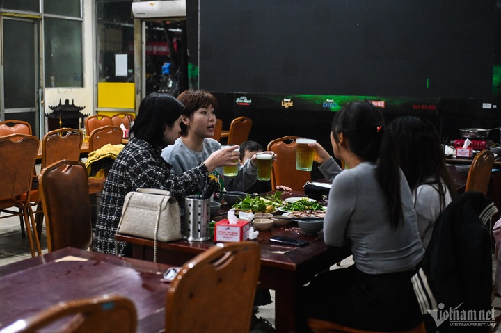 Hanoi restaurants lose customers as alcohol checks intensify - 4 Hanoi restaurants lose customers as alcohol checks intensify - 4