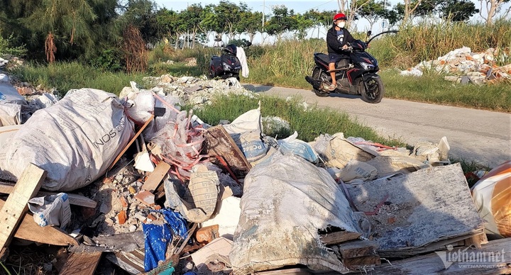 Rubbish covers Danang bay - 4