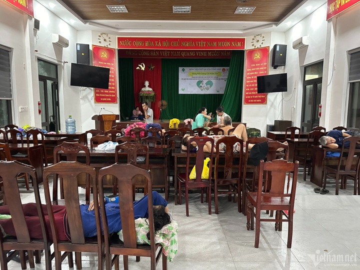 Danang evacuates over 5,000 residents from flooded area - 3 Danang evacuates over 5,000 residents from flooded area - 3