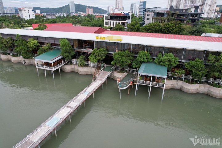 Illegally-built restaurant on Ha Long Bay - 1