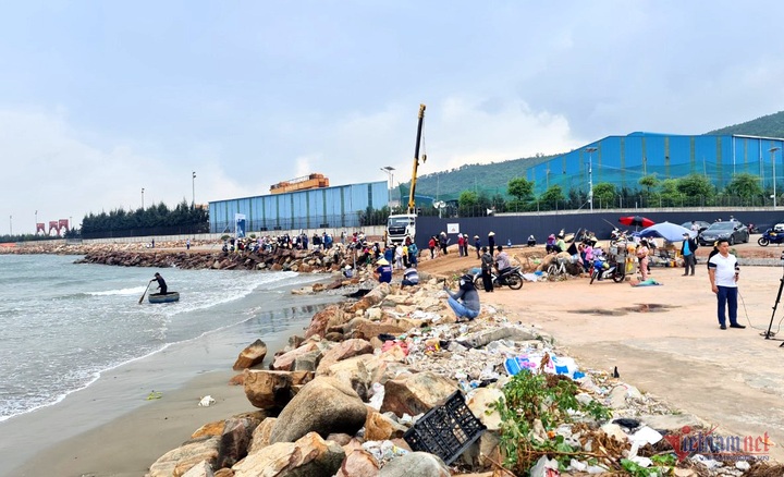 Hundreds protest against Thanh Hoa port project - 1