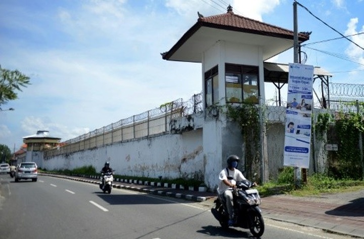 Virus-hit Indonesia orders executions online - 1