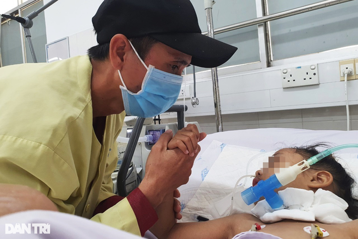 USD55,000 donated to help daughter of poor Long An man - 1