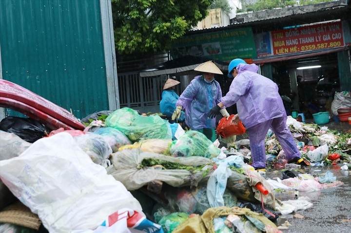 Hanoi struggles with waste disposal headache - 1