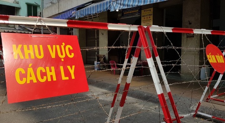 HCM City locks down apartment building after Covid-19 positive cases - 1