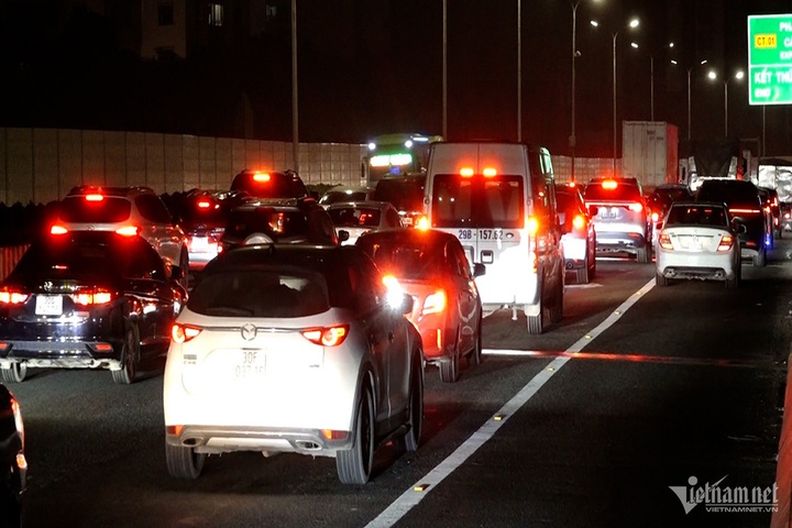 People struggle with traffic jams despite returning to Hanoi at night - 6