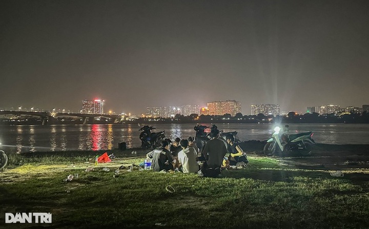 Hanoians flock to supermarkets, parks to escape heat wave - 4