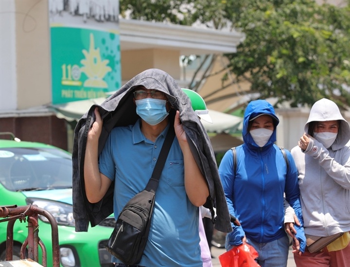 Vietnam to consider announcing the end of COVID-19 pandemic - 1