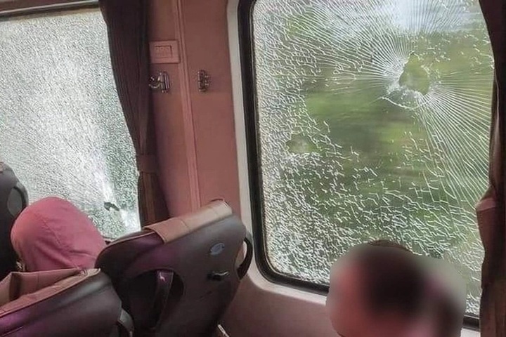 Vandals attack north-south train - 1