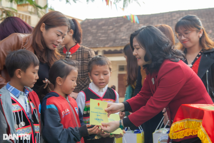 MOLISA deputy minister gives presents to Nghe An people - 1