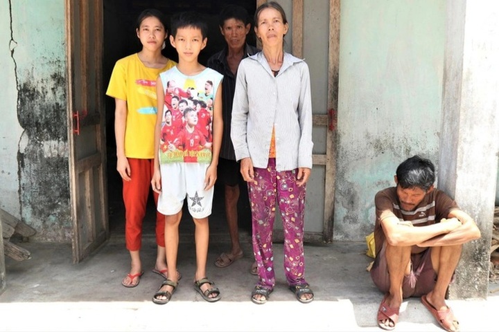 Student considers giving up studies to help struggling family - 1