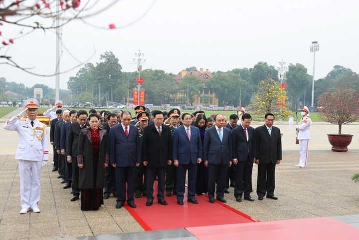 State leaders pay tribute to President Ho Chi Minh ahead of Tet - 1