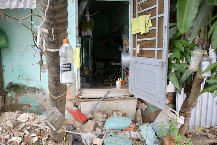 Erosion affects households by HCM City canal - 1 Erosion affects households by HCM City canal - 1