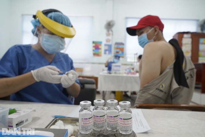 Thousands receive first vaccinations in Ho Chi Minh City - 4