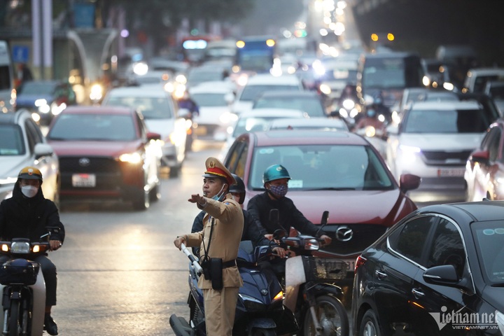 Hanoi police struggle with Tet traffic jams - 3