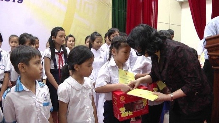 Gifts presented to bring a warm Tet to poor and disadvantaged people - 1 Gifts presented to bring a warm Tet to poor and disadvantaged people - 1