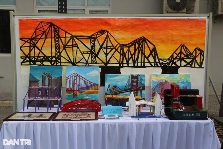 Hanoi students paintings raise funds for bridge project in remote area - 2