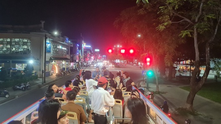 Da Lat to launch open-top double-decker bus tour - 1