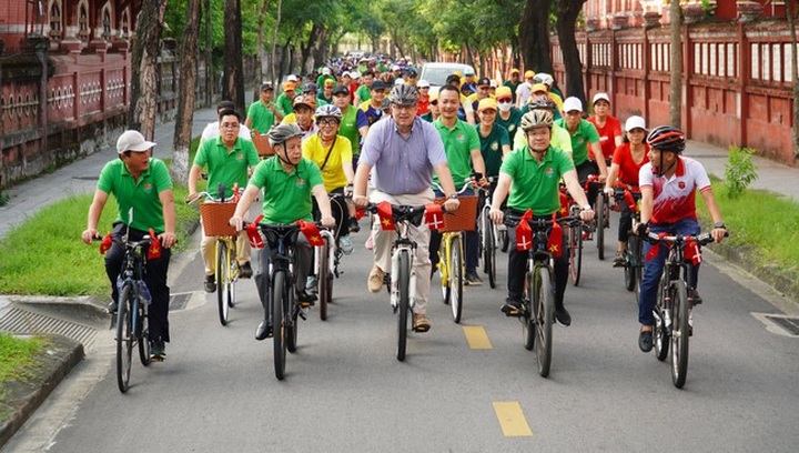 Campaign to promote cycling culture launched in Hue - 1