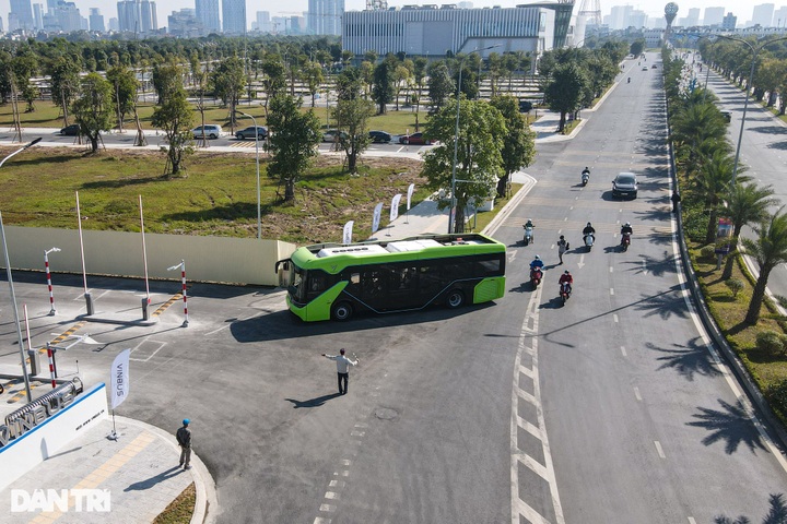 First electric bus route opens in Hanoi - 7