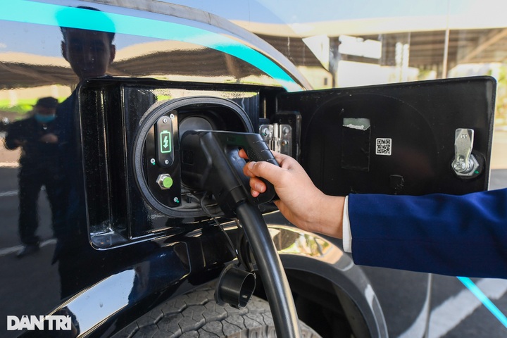 First electric bus route opens in Hanoi - 3