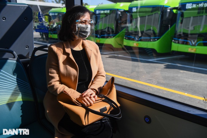 First electric bus route opens in Hanoi - 5