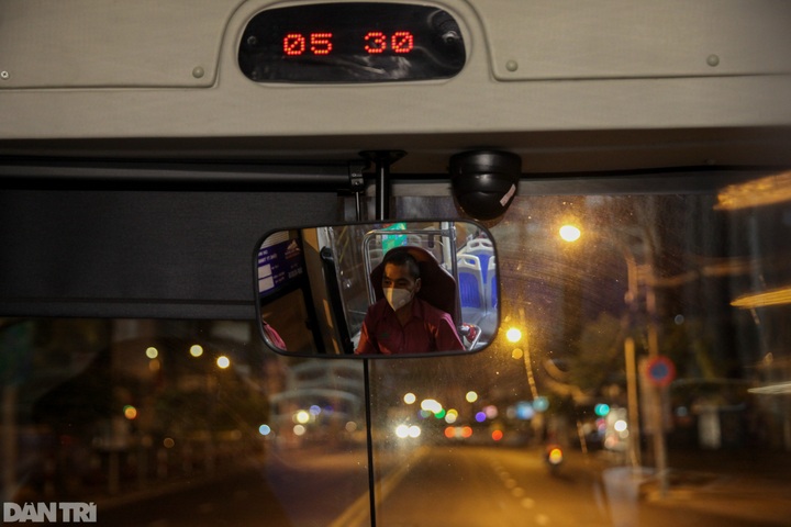 HCM City buses remain deserted after being reopened - 1