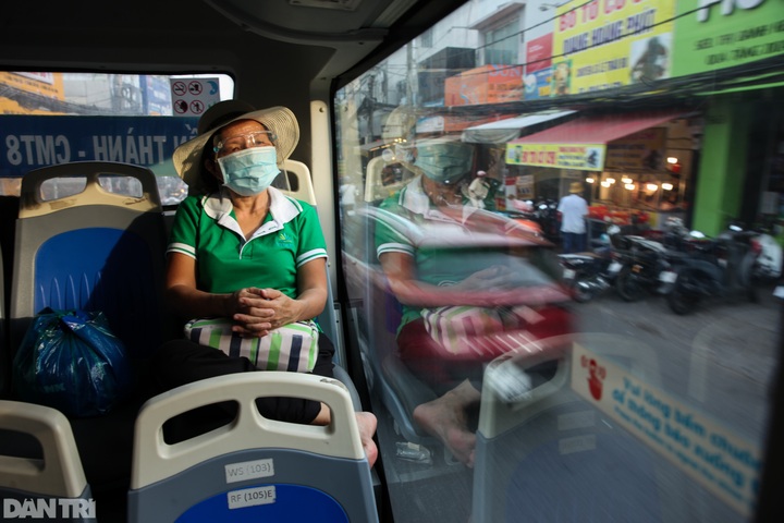 HCM City buses remain deserted after being reopened - 9