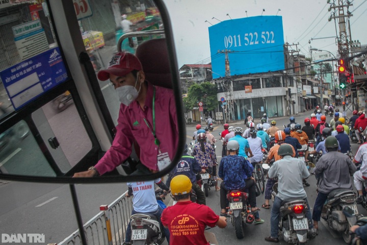 HCM City buses remain deserted after being reopened - 6