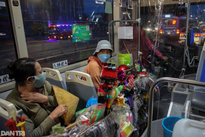 HCM City buses remain deserted after being reopened - 3