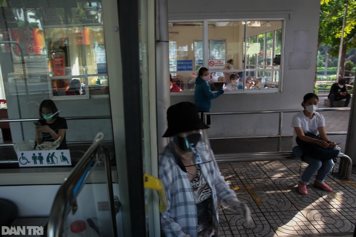 HCM City buses remain deserted after being reopened - 4