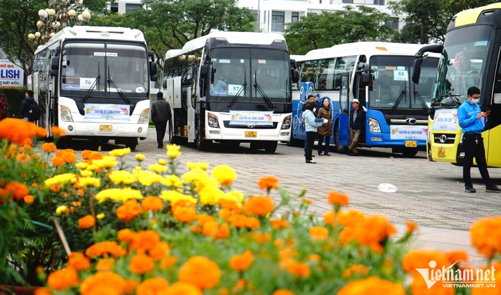 Free buses offered for Danang workers to return home on Tet - 1