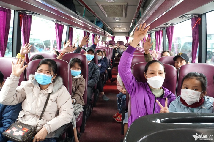 Free buses offered for Danang workers to return home on Tet - 2