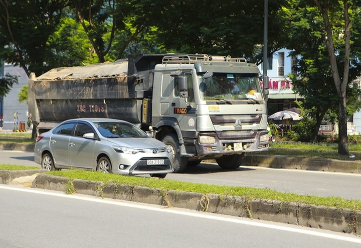 Overloaded trucks still causing chaos on Hanoi's streets - 2