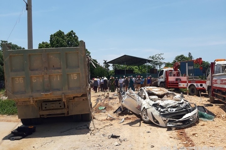 Truck overturns onto car in Thanh Hoa, killing three - 1 Truck overturns onto car in Thanh Hoa, killing three - 1