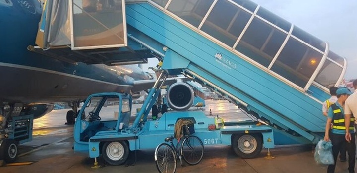 Passenger dies falling off ramp stairs in HCM City - 1 Passenger dies falling off ramp stairs in HCM City - 1